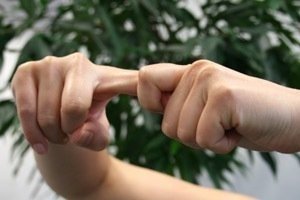 Почему хрустят суставы?